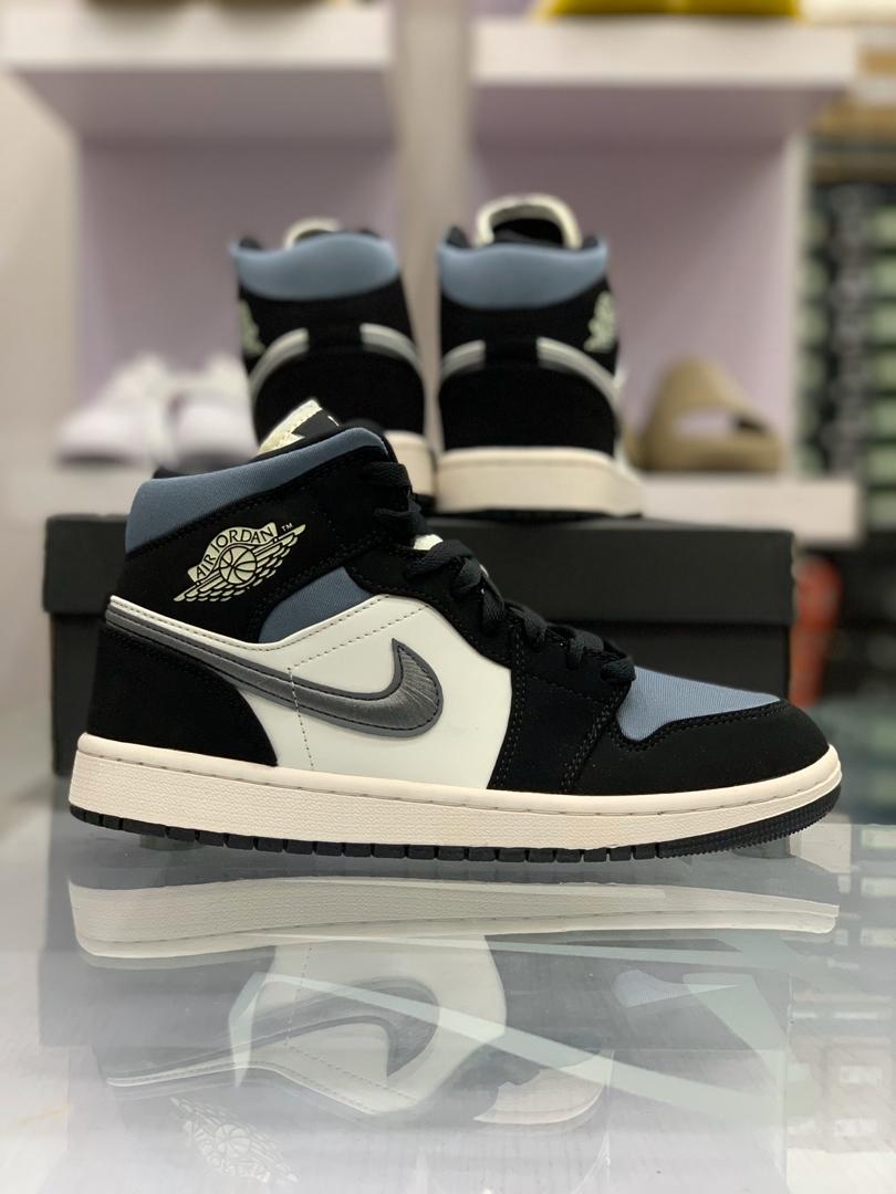 *jordan 1 mid satin Grey toe*