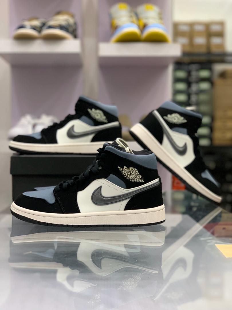 *jordan 1 mid satin Grey toe*